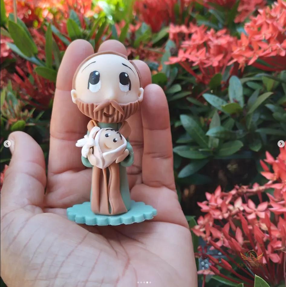 Artesã Jociane dos Santos criando uma peça típica de biscuit